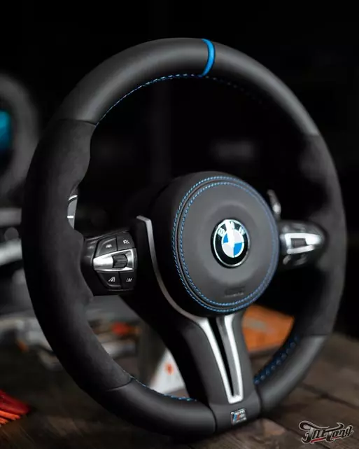 BMW M5. Перетяжка руля и подушки безопасности в натуральную кожу!